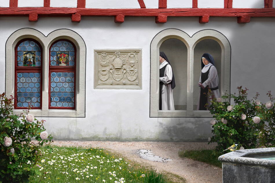 Zoom: Ausschnitt des Kreuzganginnenhofes mit Wandbild und zwei Zisterzienserinnen im stillen Gebet