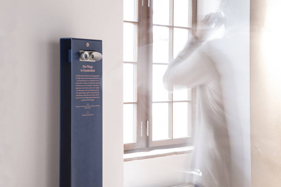 Einzelne Audiospaziergang-Stele mit Infotext und Gucki welches in 3-D historische Rekonstruktionen zeigt