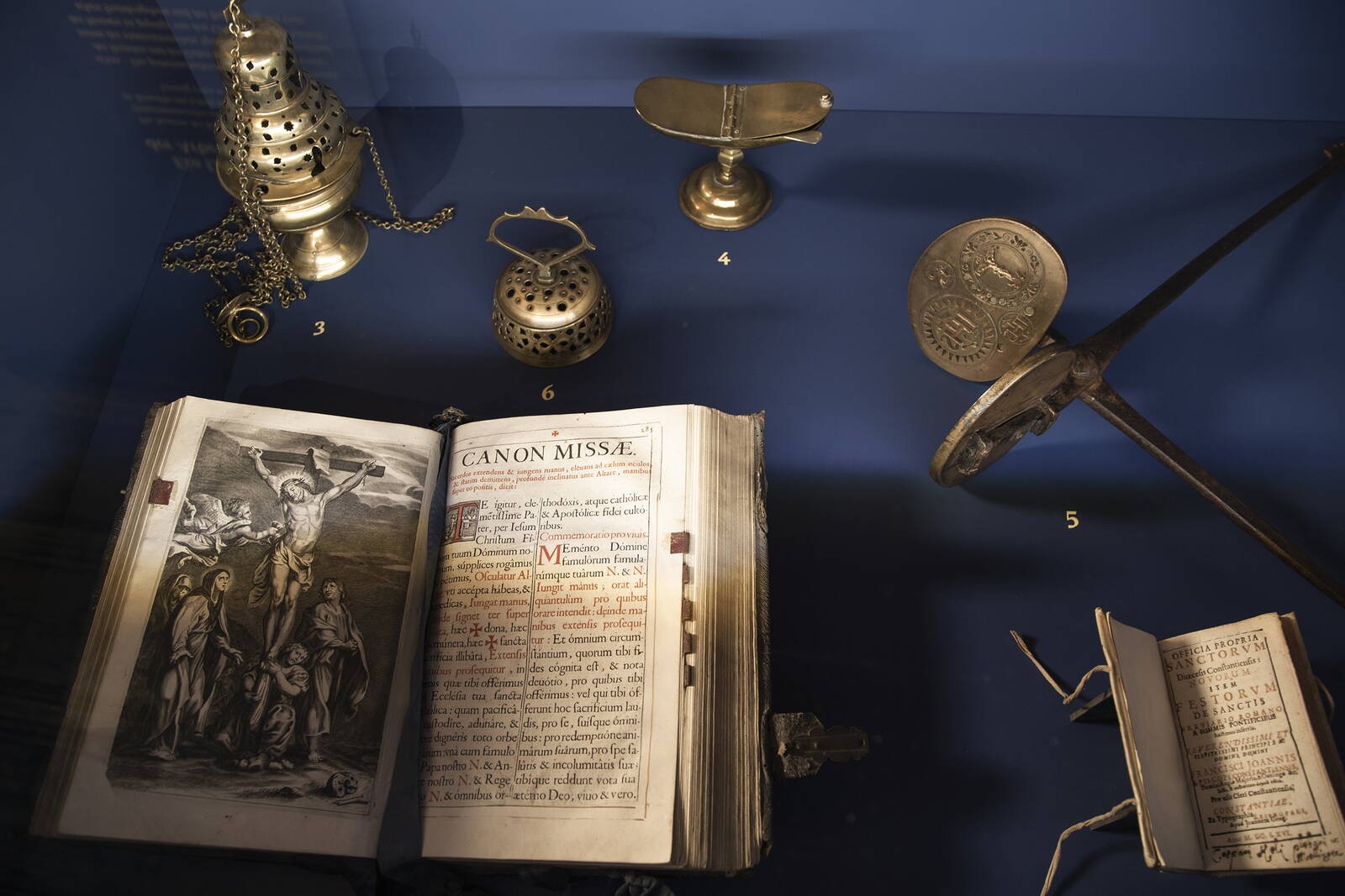 Enblick Vitrine zum Klosteralltag mit historischen Gegenständen für die heilige Messe