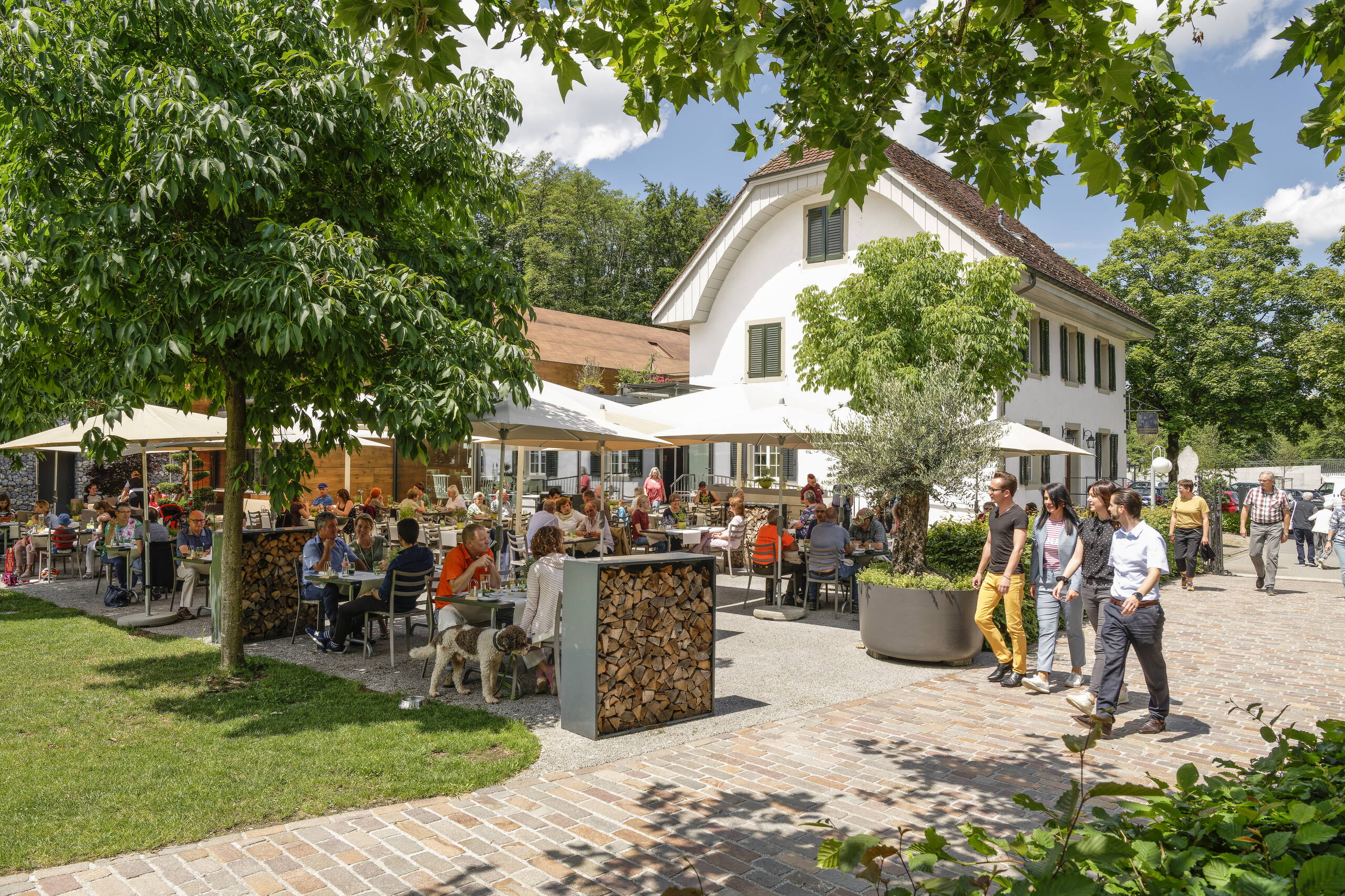 Gartenwirtschaft des Restaurant Gnadenthal mit Schatten spendenden Bäumen