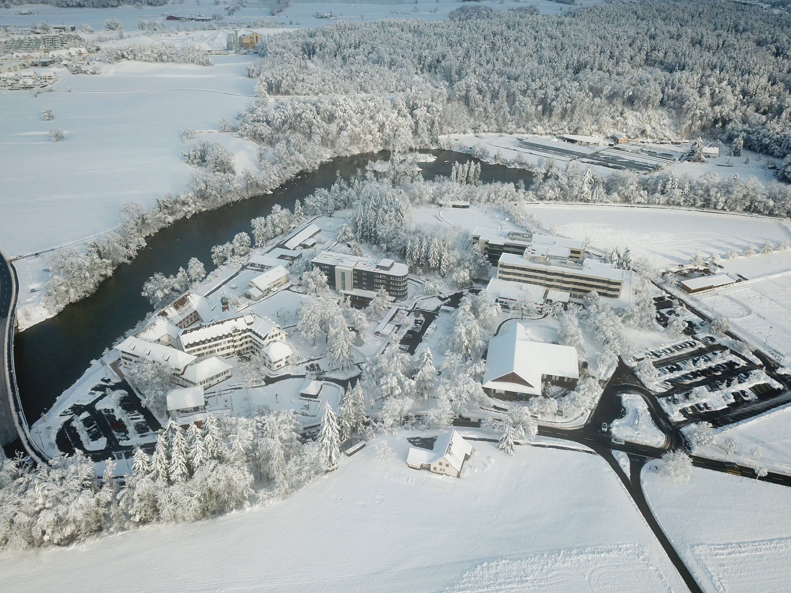 Drohnenaufnahme des Reussparks im Winter