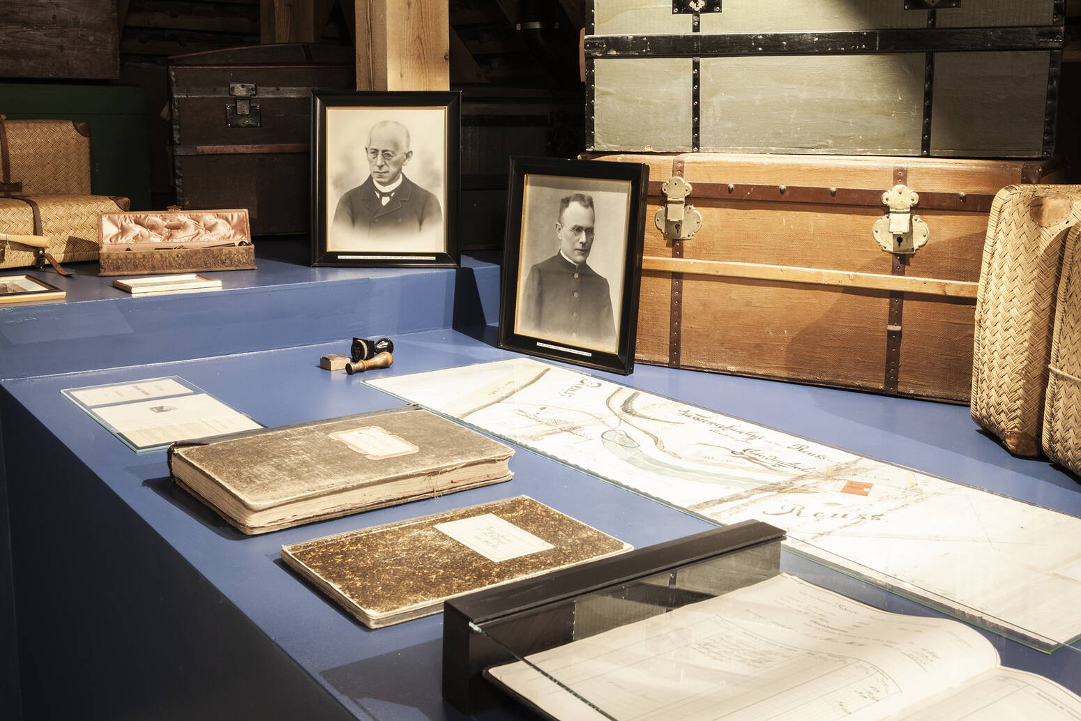 Zoom: Ausschnitt Ausstellung im Dachstock zur Pflegegeschichte mit Fotografien der Gründer der Pflegeanstalt 1894