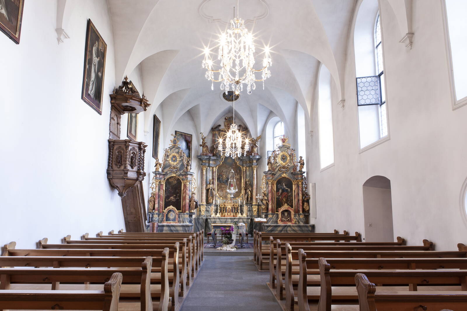 Innenansicht der barocken Kirche mit Blick Richtung Altäre