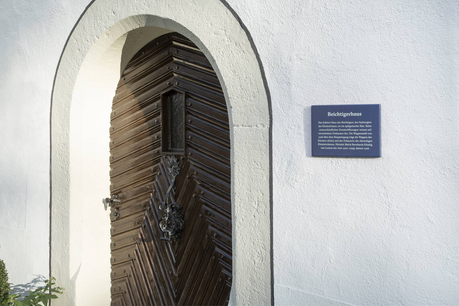 Einangstür zum Beichtigerhaus mit Beschriftungstafel des historischen Gebäudes