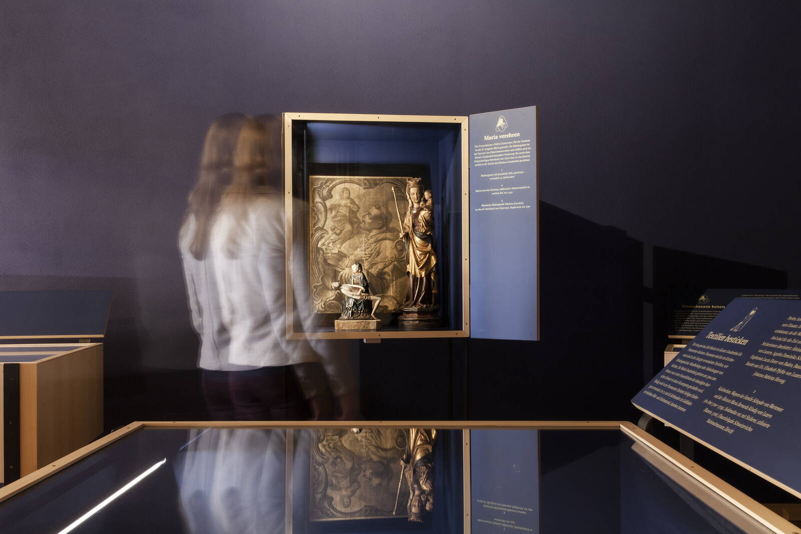 Einblick in Museumsvitrine zum Klosteralltag-Verehrung von Heiligen