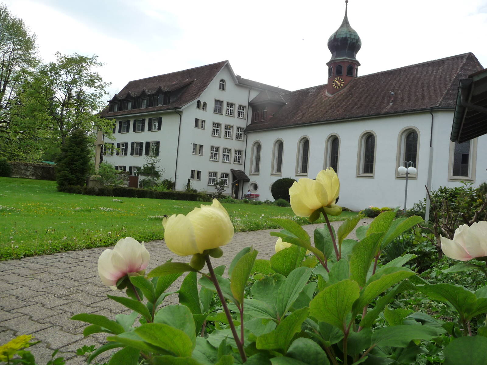 Aussenansicht der Klosterkirche im Frühling