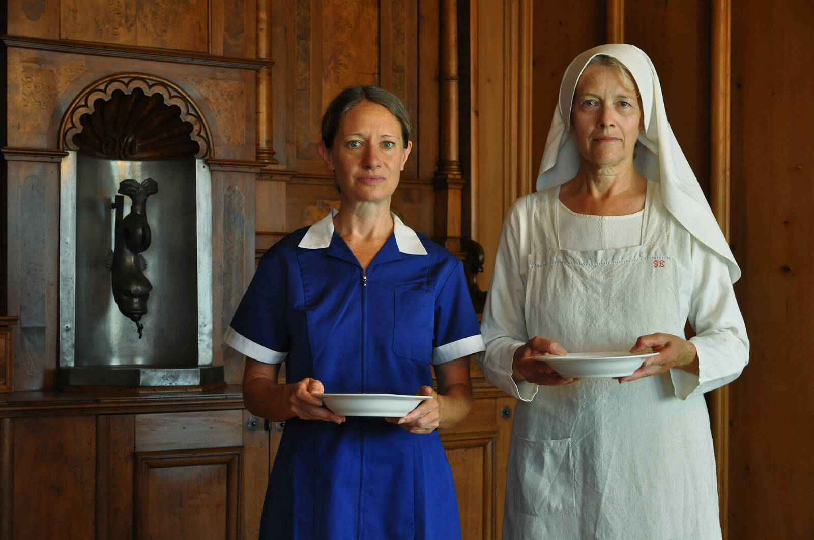 zwei Schauspielerinnen verkleidet als Hilfsschwester und Ingenbohler Schwester für den buchbaren szenischen Rundgang